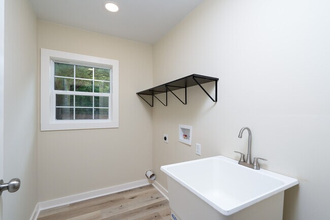 Building Photo - 185 Garden Ln