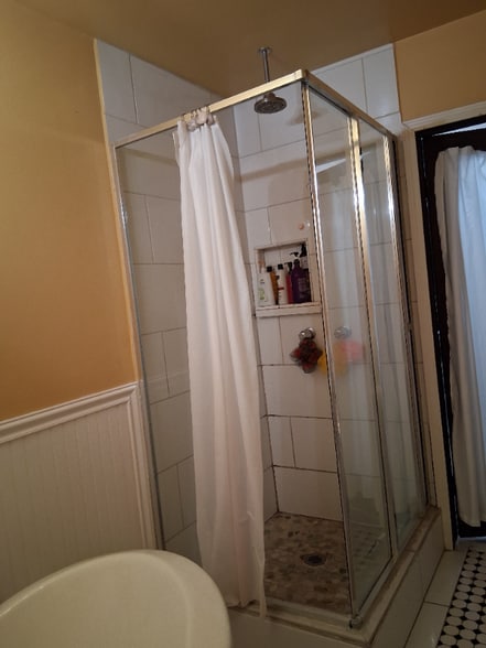 Building Photo - 1022 S Vancouver Ave