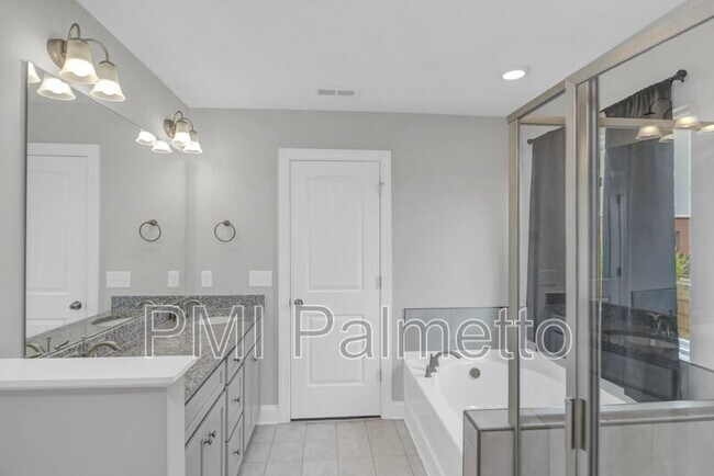 Building Photo - 318 Stillington St