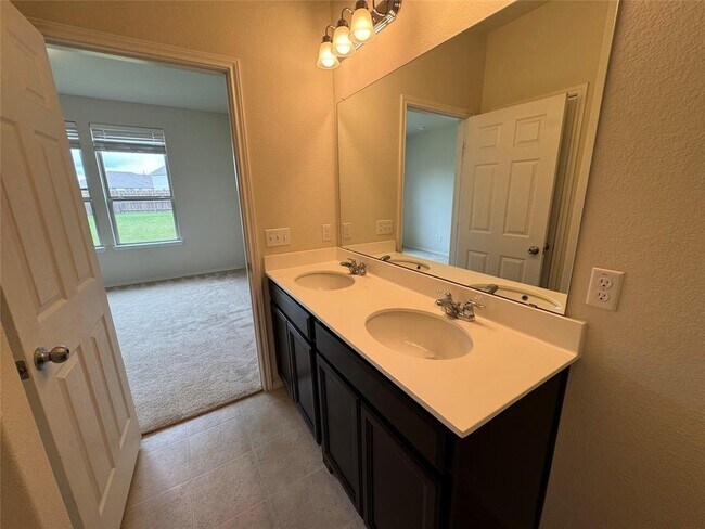 Building Photo - 250 Zuma Dr