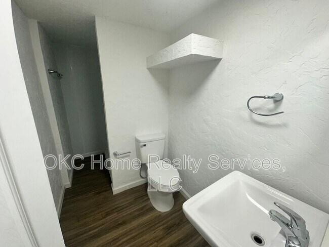 Building Photo - 1612 NE 24th St
