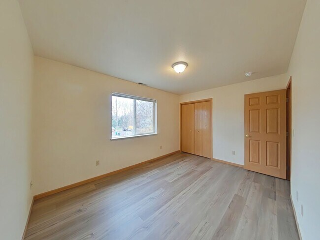 Building Photo - Beautiful 3 Bedroom 1.5 bath with attached...