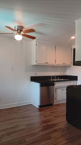 Kitchen - 25 New York St