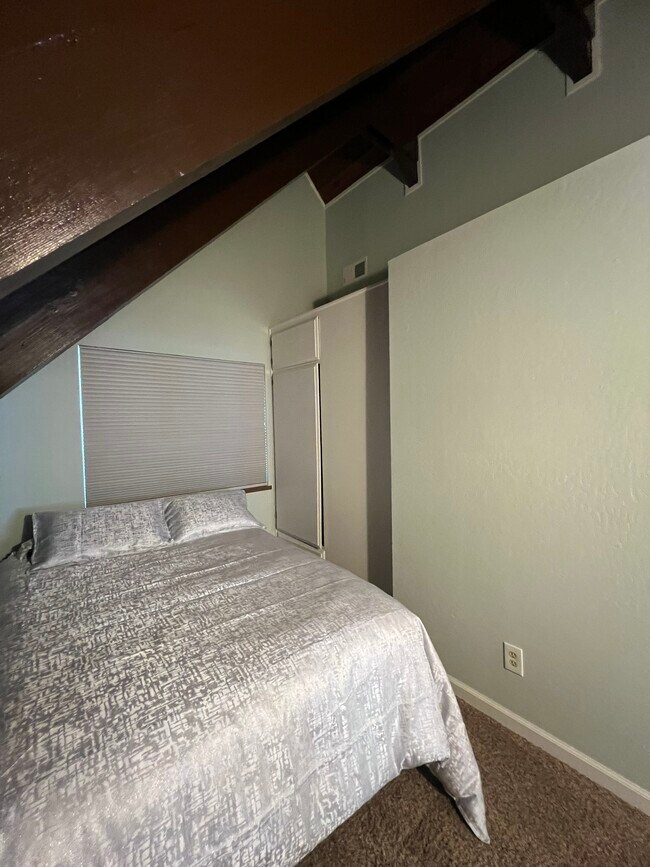 Building Photo - 933 Edgewood Cir