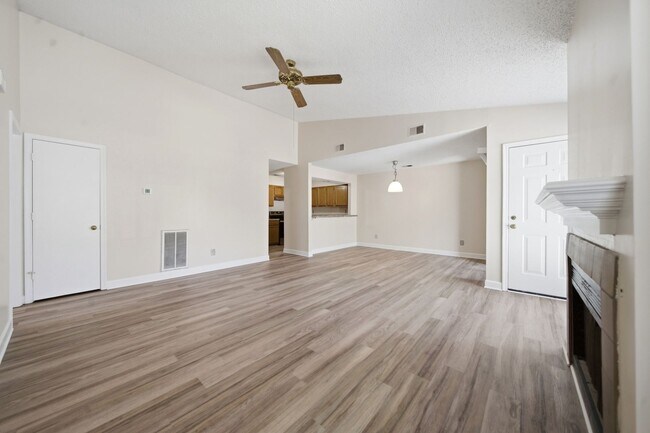 Building Photo - 2 Bedroom Condo in Deerwood Knoll