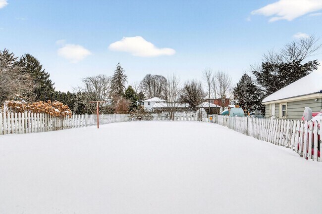 Building Photo - 398-400 N. Maple Ave