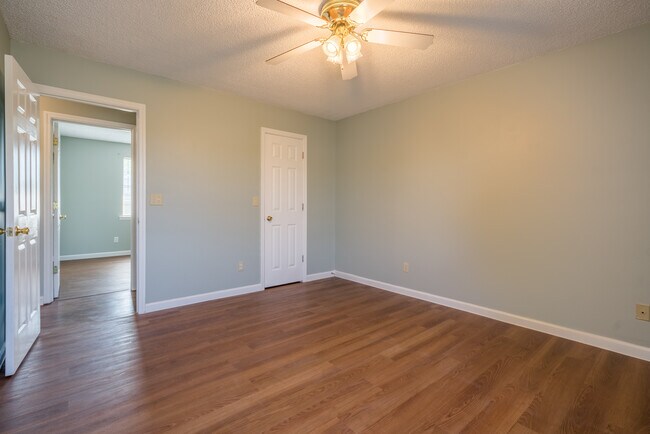 Building Photo - 1464 Flo Zechman Dr