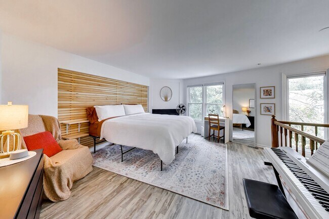 Building Photo - 2bd/2.5ba hideaway in the heart of Reston - incredible location $2750+util.