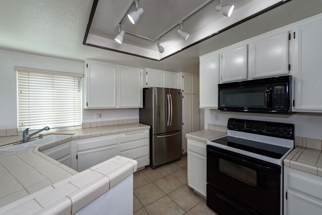 Building Photo - Convenient, Spacious Townhome for Rent in ...