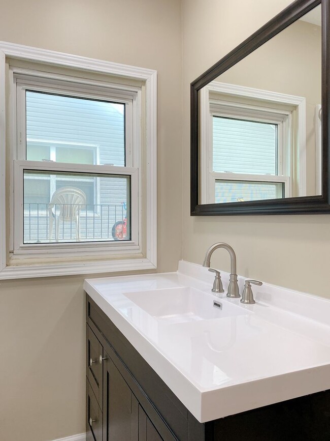 Building Photo - Beautifully updated 5 bed 2 bath house $2200