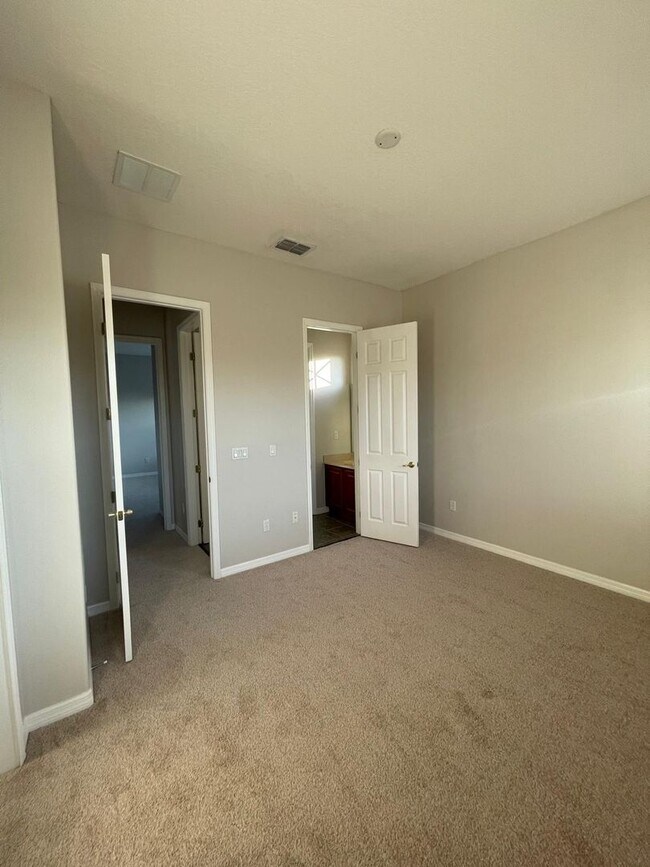 Building Photo - BRISTOL ESTATES 4 BEDRROM, 4 BATHROOMS, 3 CAR GARAGE HOUSE