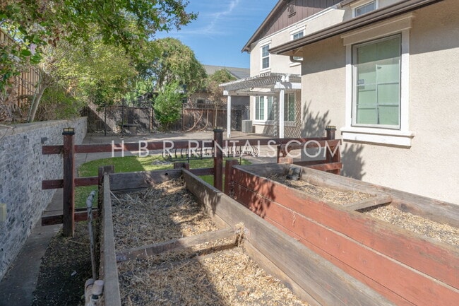 Building Photo - Spacious 5-Bedroom Home with First-Floor Bedrooms & Modern Finishes in Tracy!