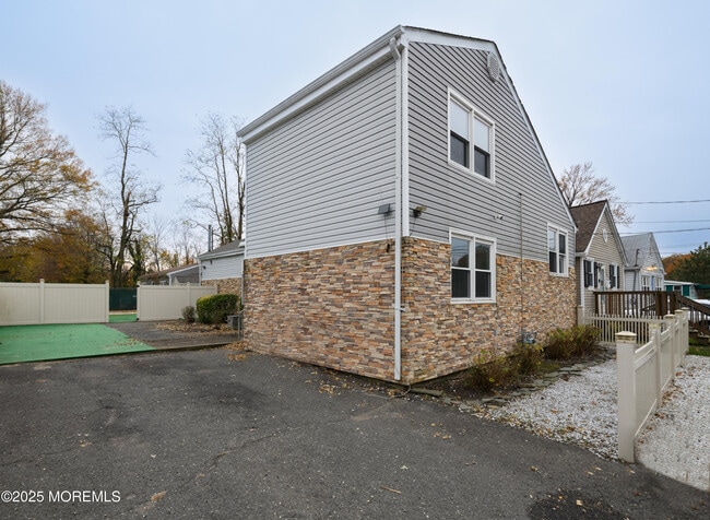 Building Photo - 136 7th St