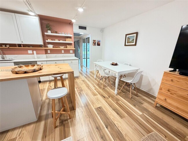 Building Photo - 2130 Cambridge F