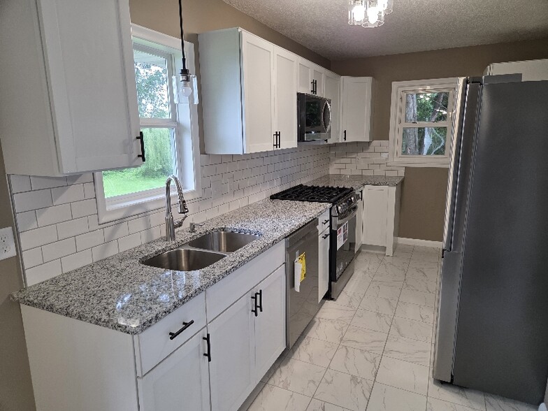 Building Photo - 3311 Interlachen Dr NE