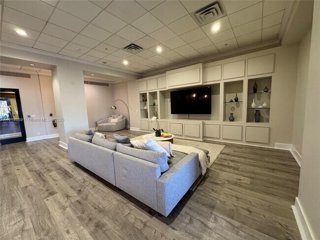 Building Photo - 5600 Collins Ave