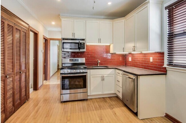 Building Photo - 4988 N Elston Ave