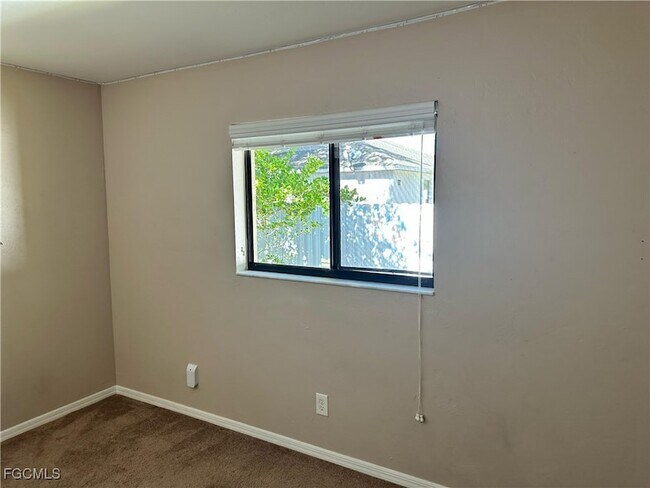 Building Photo - 1025 SE 24th Ave