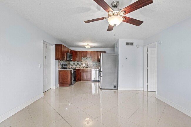 Building Photo - 204 Foxtail Dr