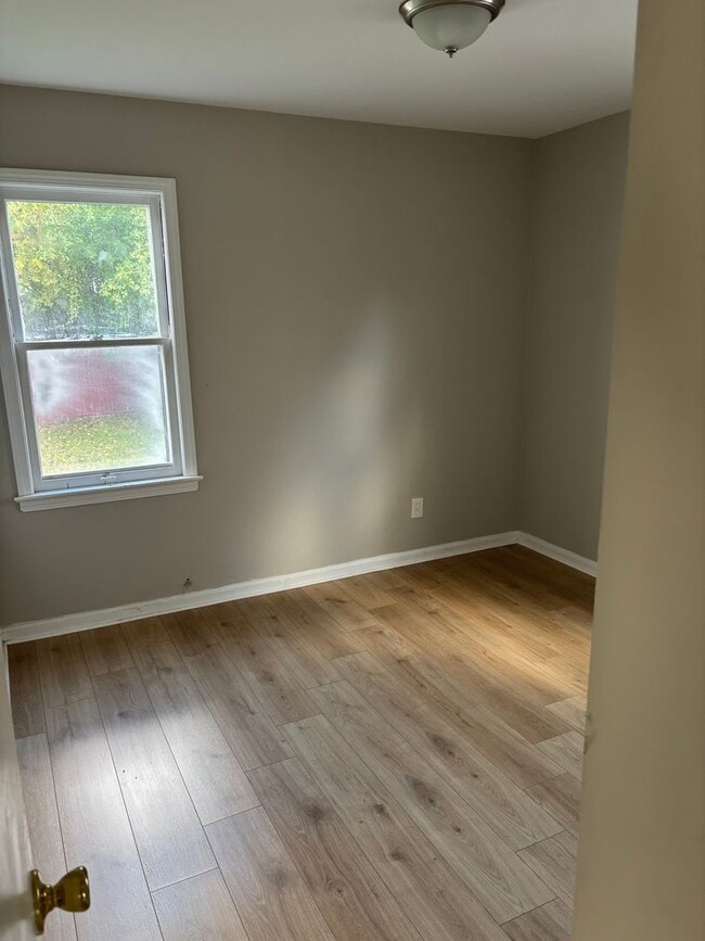 Building Photo - Maple Heights Single Home