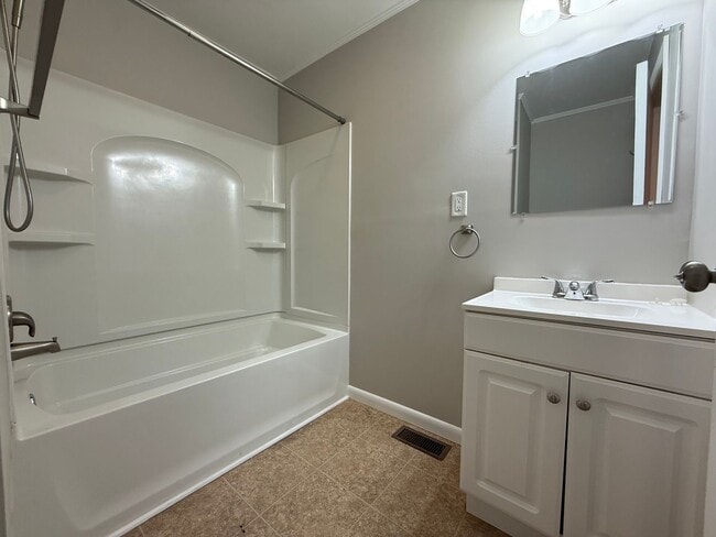 Building Photo - 3 Bedroom 1 Bathroom Home located in Greeneville, TN