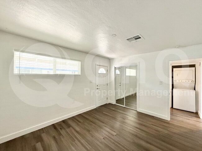 Building Photo - 1202 E Kaler Dr