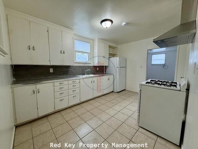 Building Photo - Utah Ave Triplex #2