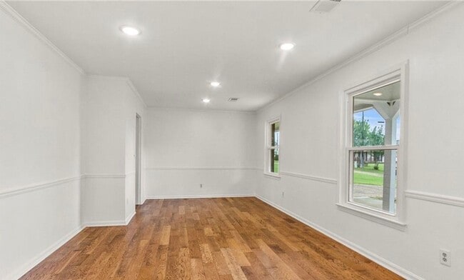 Building Photo - 3 bedroom, 2 bath