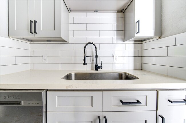 Building Photo - 12500 Sandpiper Dr