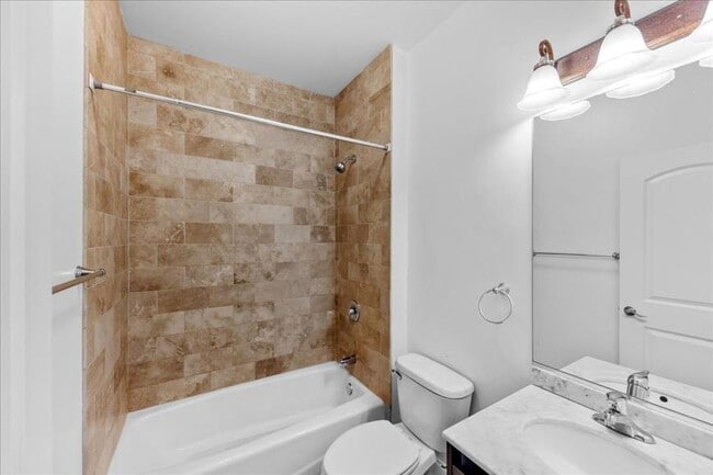 Building Photo - 3 bedroom in Chicago IL 60613