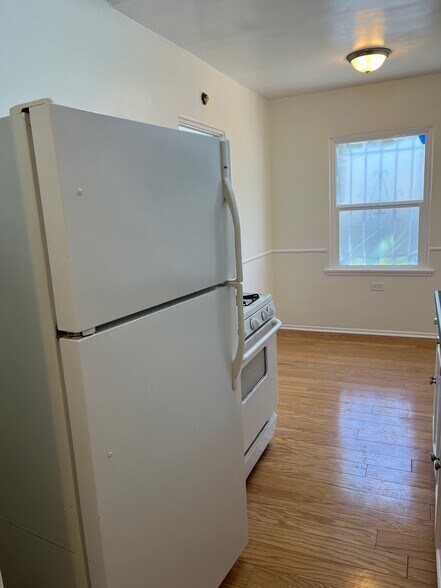 Building Photo - 1222 S Dunsmuir Ave
