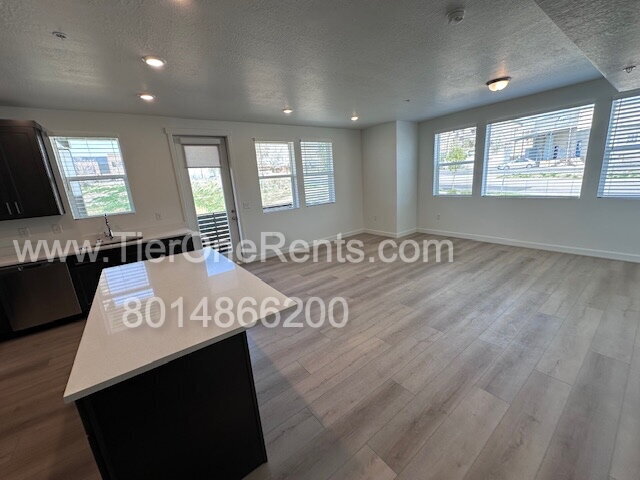 Building Photo - Move-in special:  First month's rent free!