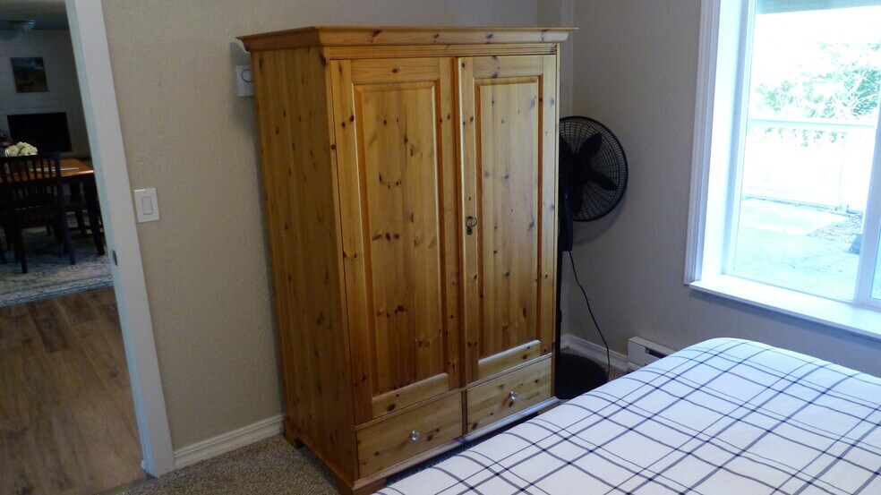 king bed. wardrobe - 1226 Bayview Ave