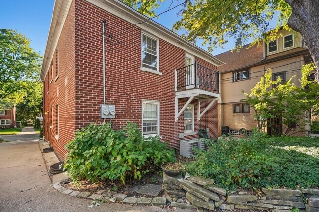 Building Photo - 1700 E Menlo Blvd