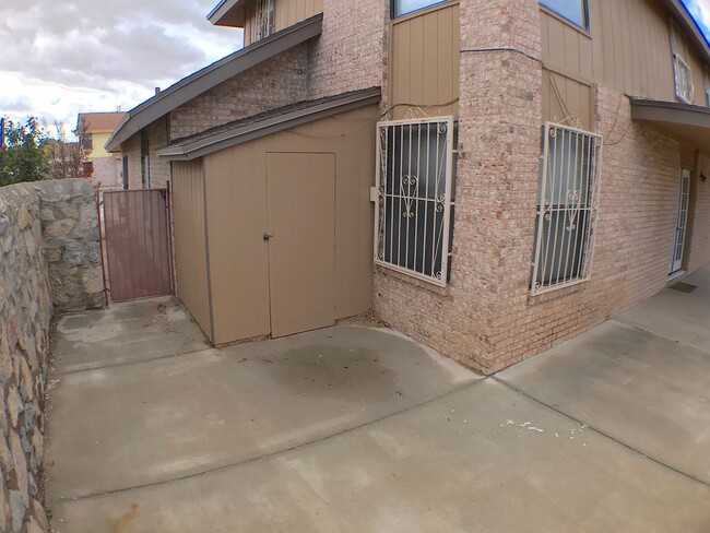 Building Photo - Northeast El Paso 3 bed with Refrig A/C an...