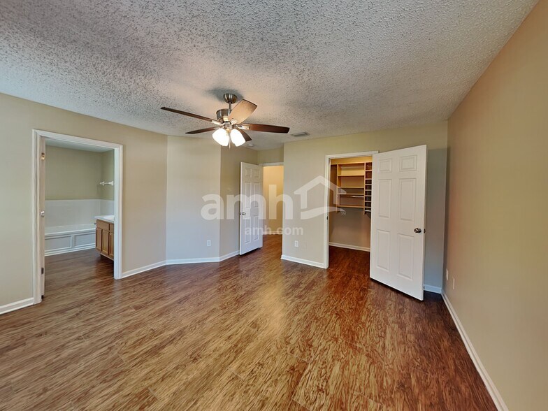 Building Photo - 14428 Woodfield Cir N
