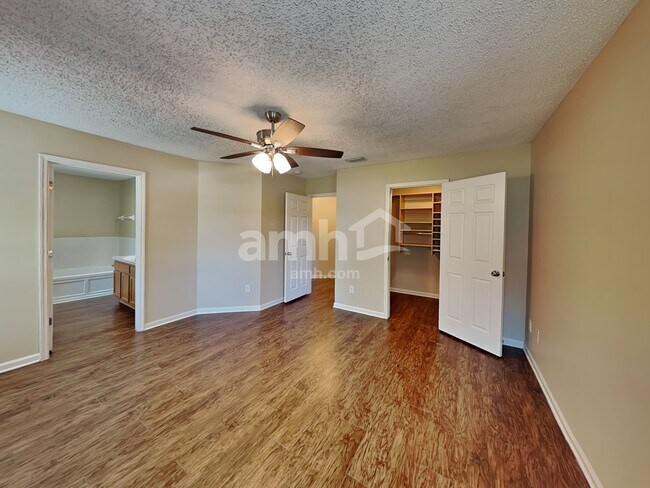 Building Photo - 14428 Woodfield Cir N