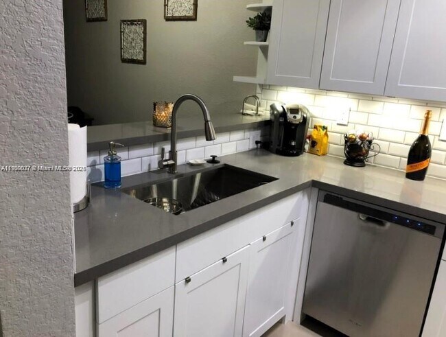 Building Photo - 4913 SW 141st Ave