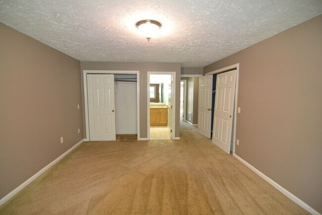 Building Photo - 31 E Bluff Rd