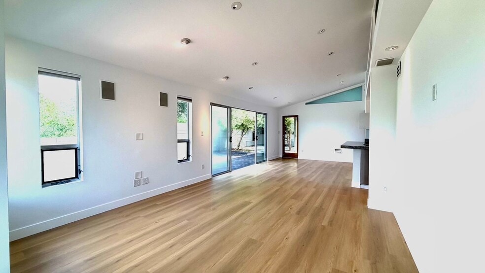 Building Photo - 2306 Teviot St