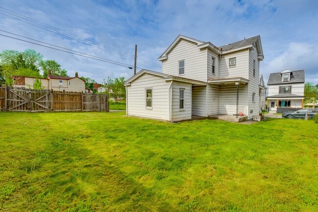 Building Photo - AVAILABLE JULY 2026 - Spacious 2 Bedroom Home w/ Fenced Yard & AC!