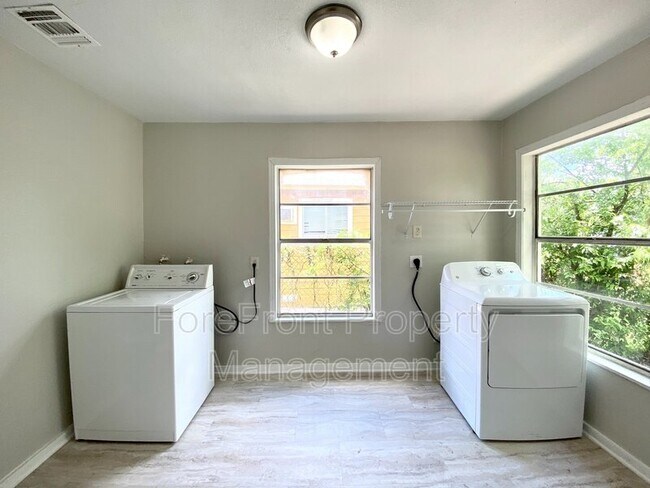 Building Photo - 1445 Delgado St