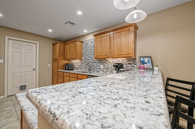 Building Photo - Spacious Townhome in Midway ISD