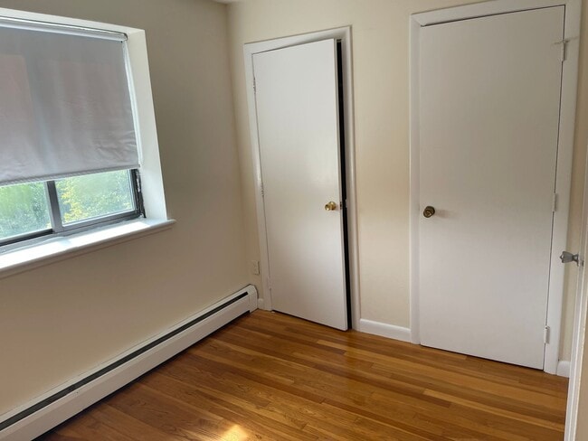 Building Photo - Modern 1st  floor sunny  1  bed Parking Included, Heat Hw Inc 1 FREE MONTH   no LEAD PAINT