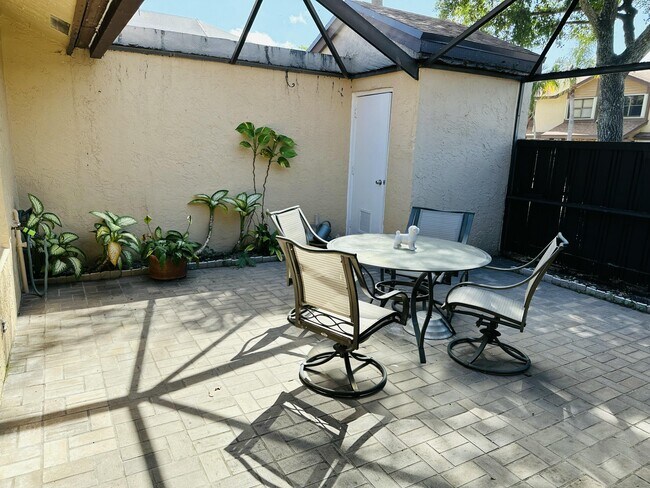 Building Photo - 3953 Cocoplum Cir