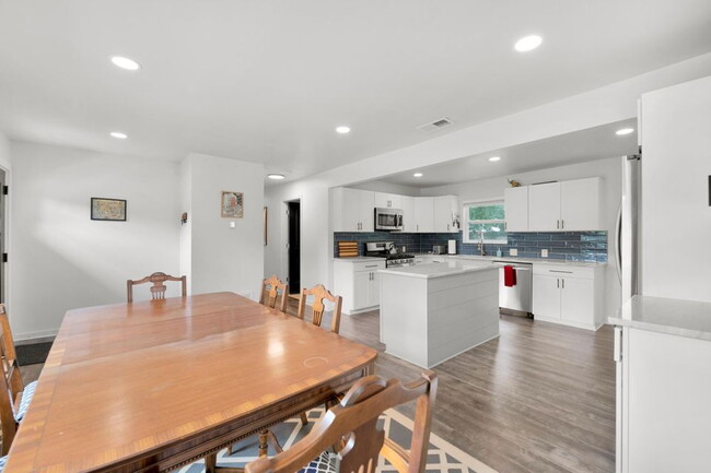Building Photo - Charming 3-Bed home with 2.5 Baths in Fort...