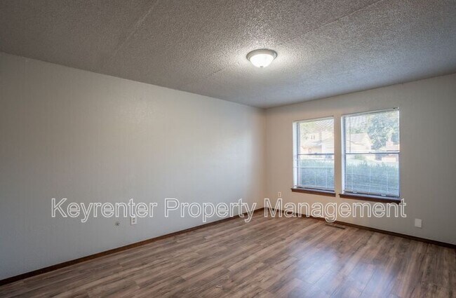 Building Photo - 1100 W Queens St