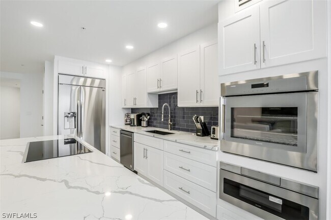 Building Photo - 8171 Bay Colony Dr