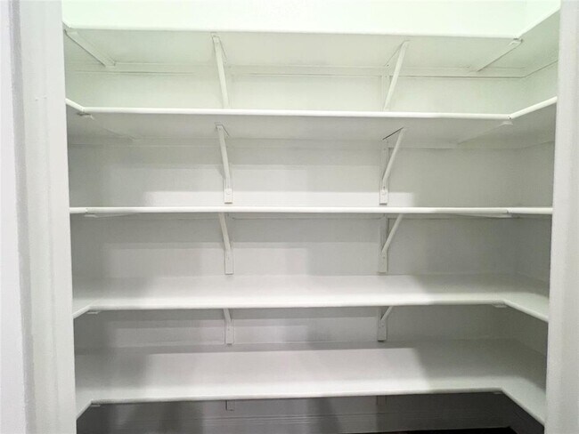 Building Photo - 105 Naset Dr