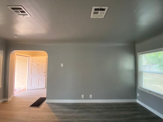 Building Photo - Follow the yellow brick to this Remodeled 2 BD 1 BA House in NE Bakersfield